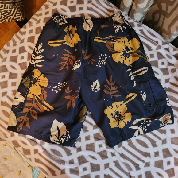 Mens US Polo Assn. swim trunks, sz. XL, hibiscus print, navy, yellow, cream - Picture 9 of 11